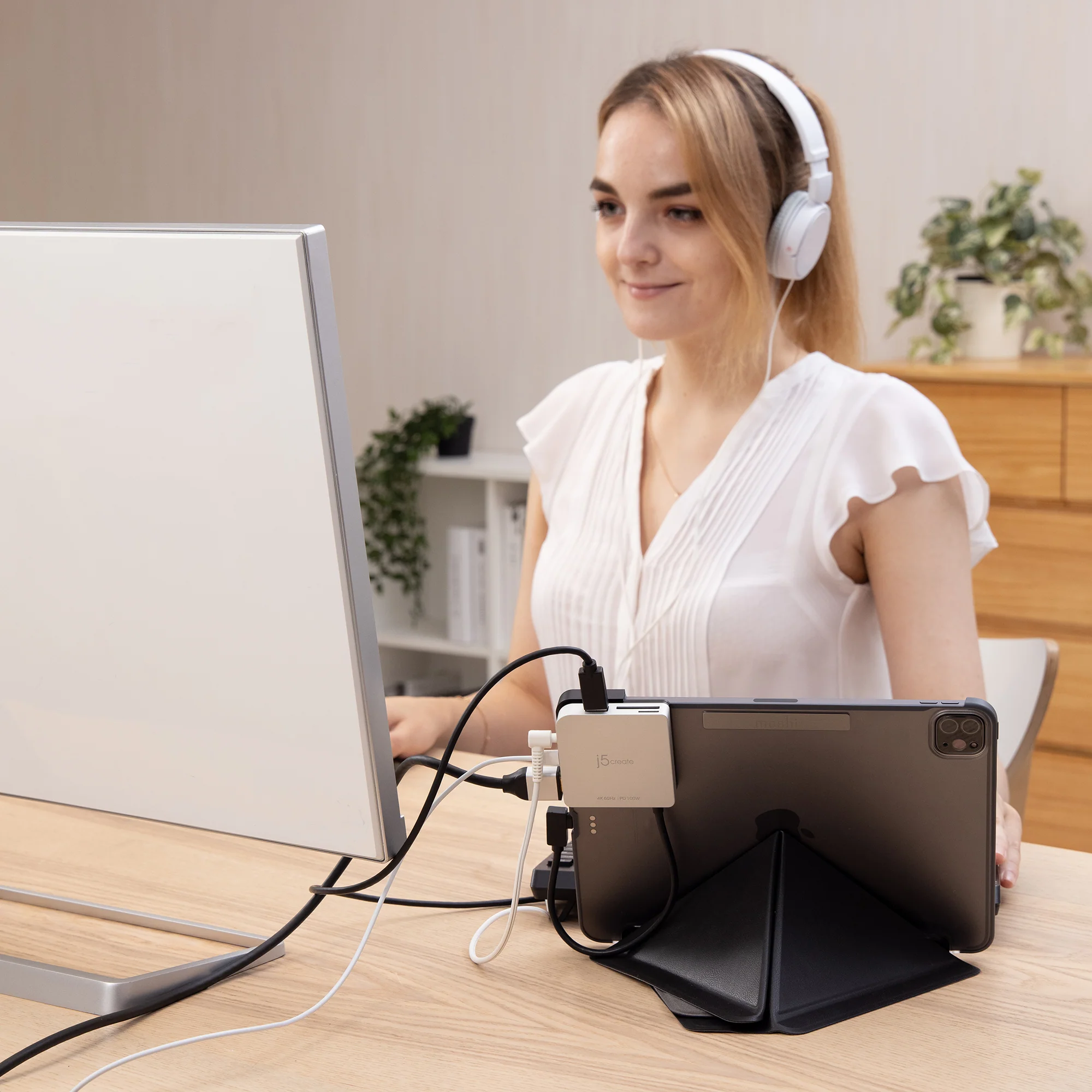 USB-C™ to 4K 60 Hz HDMI™ Travel Dock for iPad Pro® - Image 15