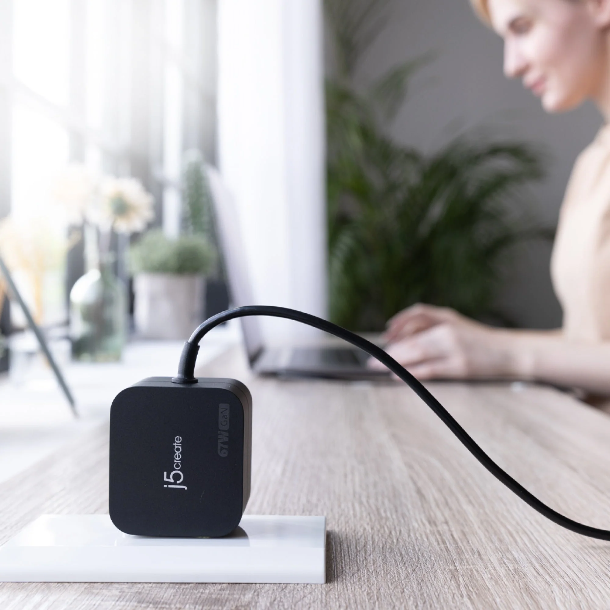 67W GaN PD USB-C® Mini Charger with 4.5 mm DC Converter - Image 4
